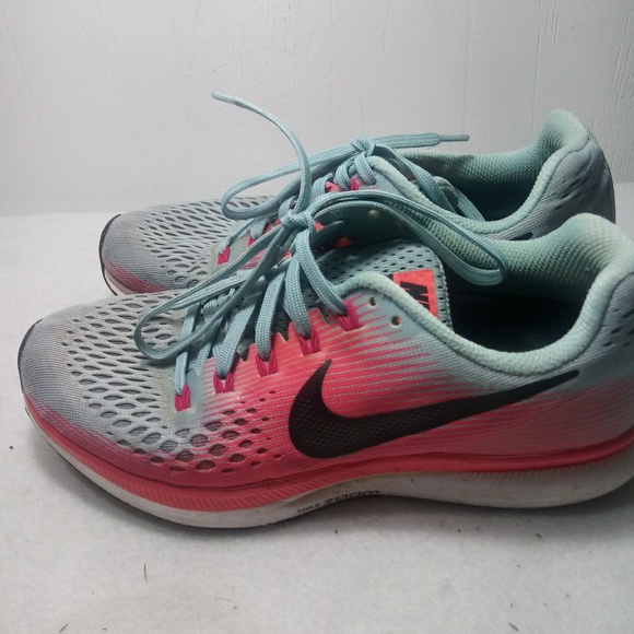 Nike Shoes - NIKE zoom sneakers.